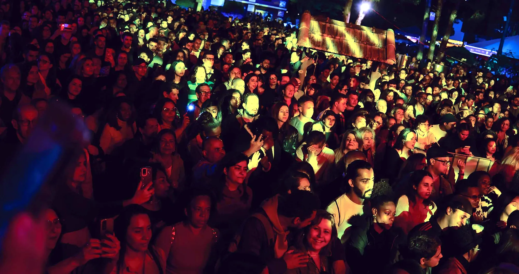 Multidão diante do palco durante um show da edição 2025