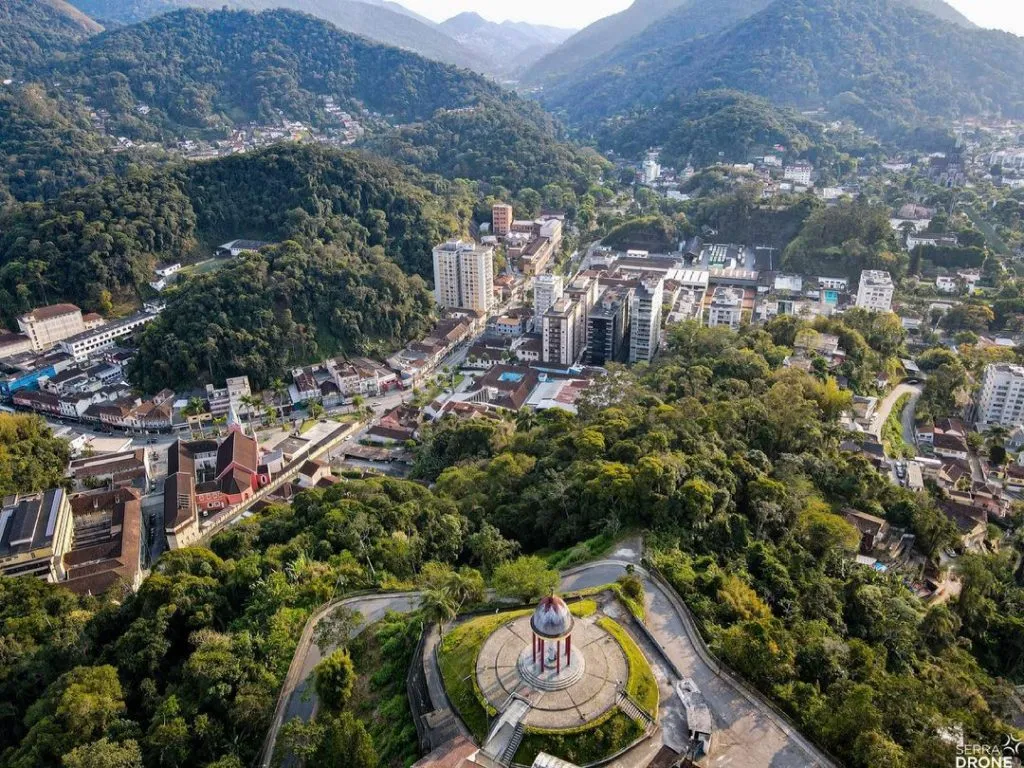 Vista aérea de Petrópolis, com a cidade cercada por montanhas